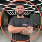 Integrante da CB de braços cruzados na unidade