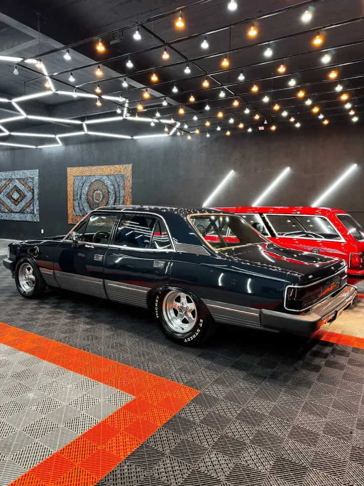 Opala preto finalizado dentro da unidade da CB Estética Automotiva