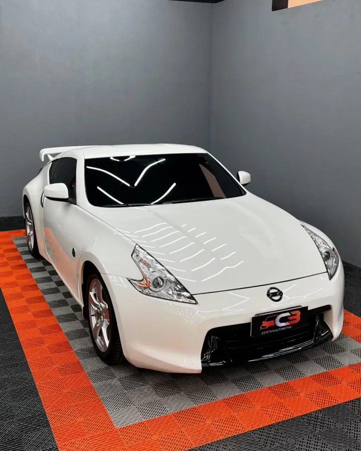 Nissan 370Z branco finalizado sob as luzes da unidade da CB