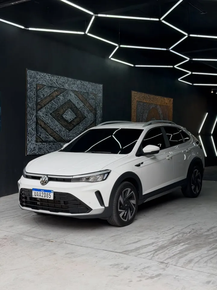 Volkswagen Nivus branco sob luminárias geométricas na unidade da CB